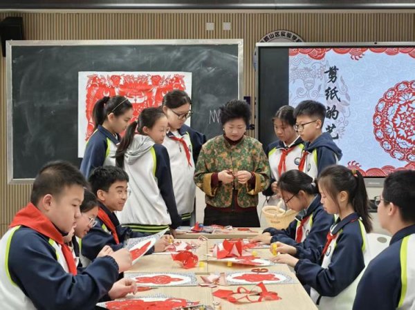 尚红网  青岛故事|指尖上的非遗传承人：苏霞与崂山剪纸的百年对话